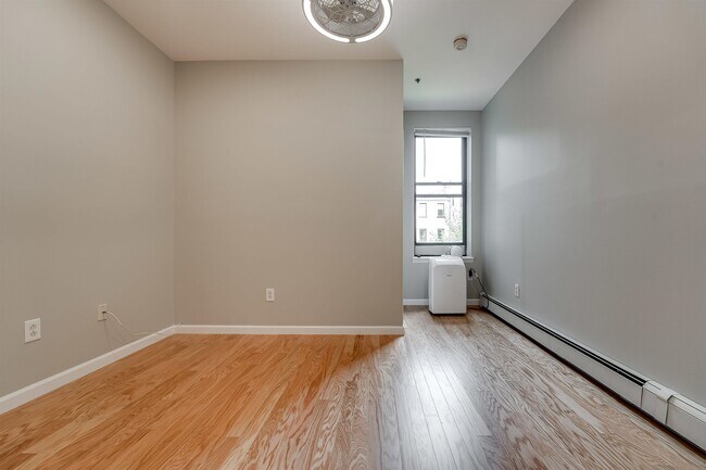 Building Photo - 813 Park Ave