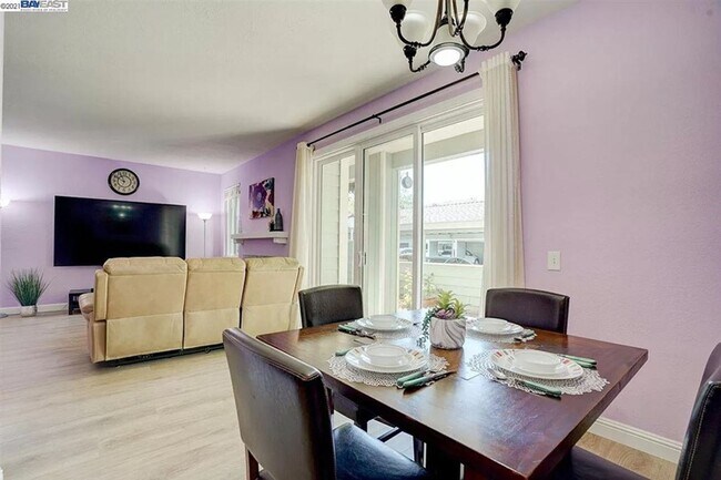Building Photo - $2990 / 2 BR - GORGEOUS MEADOWBROOK CONDO ...