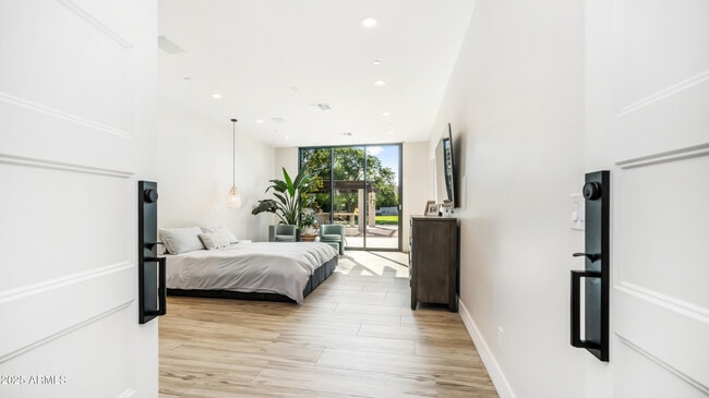 Building Photo - 7417 E Paradise Dr