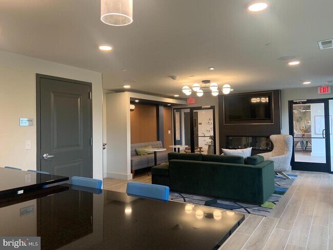 Building Photo - 3925 Fair Ridge Dr
