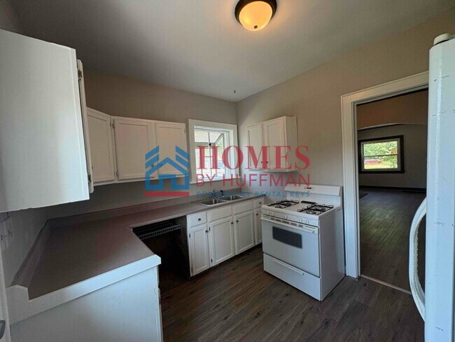 Building Photo - Two Bedroom House | Large Back Yard