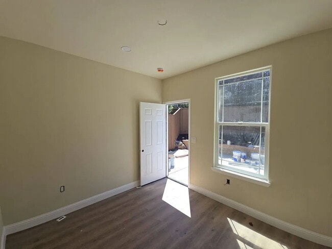 Building Photo - Cozy, comfortable and large living space for a family