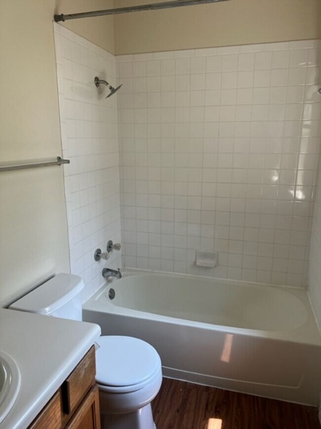 Building Photo - 915