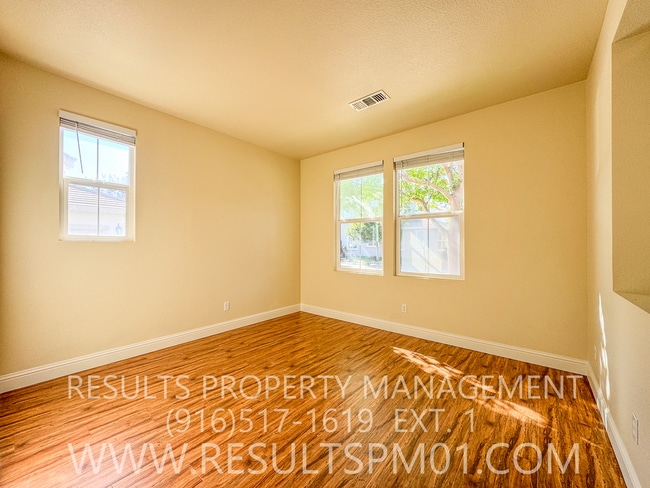Building Photo - 3 bedroom Lincoln Home in Gated Community