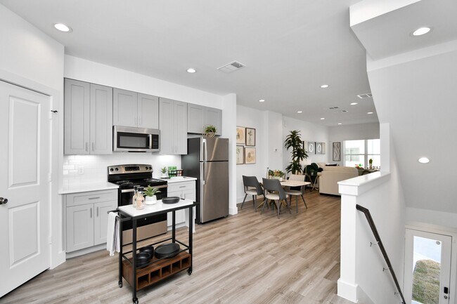 Building Photo - 2008 Laverne Holw Ln