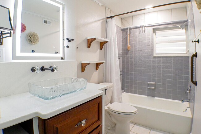 Building Photo - RARE ON MARKET , 2+den 2 1/2 bath overviewing a lake behind bell tower