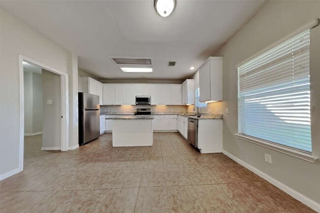 Building Photo - 2831 Wild Oak Park Dr