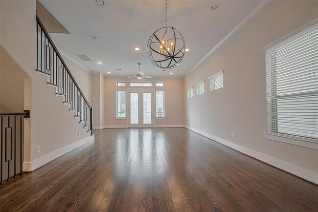 Building Photo - 5837 E Post Oak Ln