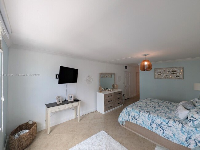 Building Photo - 3725 S Ocean Dr