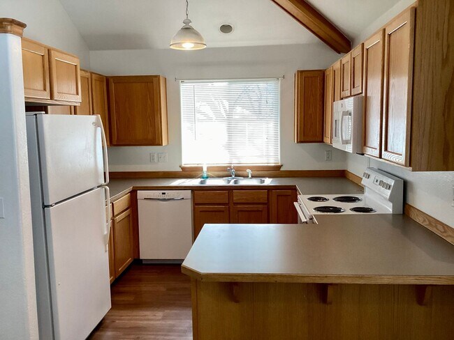 Building Photo - 3 Bed 2.5 Bath Town Home in Running Y - Ac...