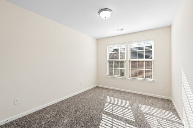 Building Photo - Beautiful 3 BR, 2.5 BA Townhome Easy Access to I-85 & I-385