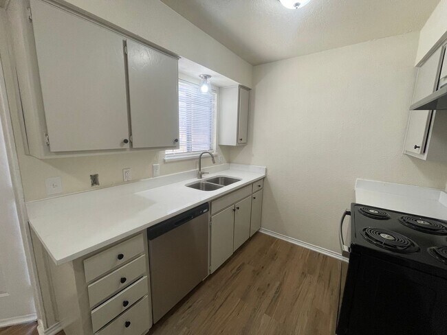 Building Photo - 3149 Tudor Ln