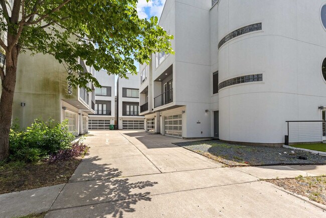 Building Photo - 2025 Colquitt St