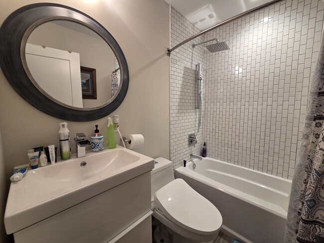 Building Photo - 1227 N Leithgow St