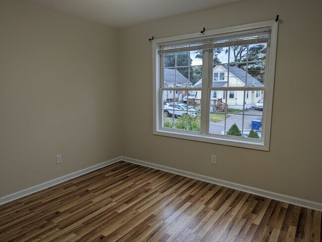 Building Photo - 33 Hallock St