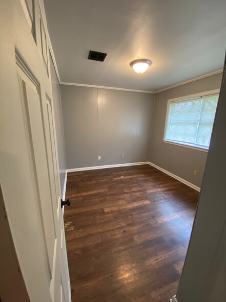 Building Photo - 125 N Loop St