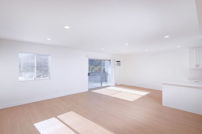 Building Photo - 3155 Montrose Ave