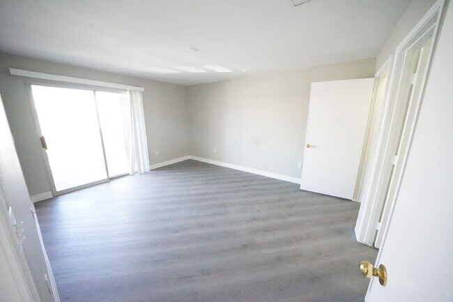Building Photo - SHOWINGS AVAILABLE NOW