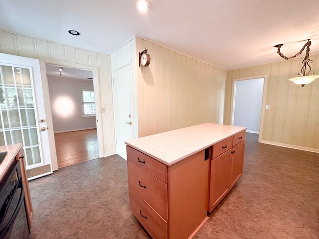 Building Photo - 3 Bedroom House: Walking Distance to Campu...