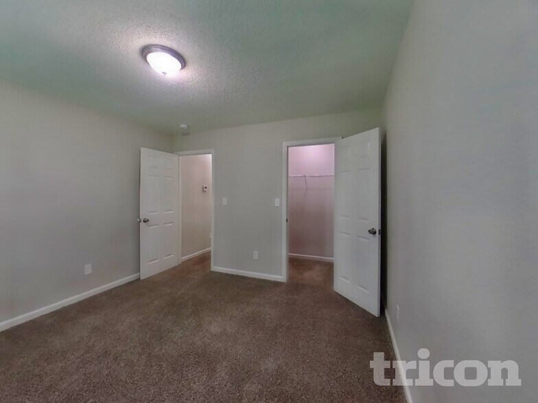 Building Photo - 2880 Lakestream Dr
