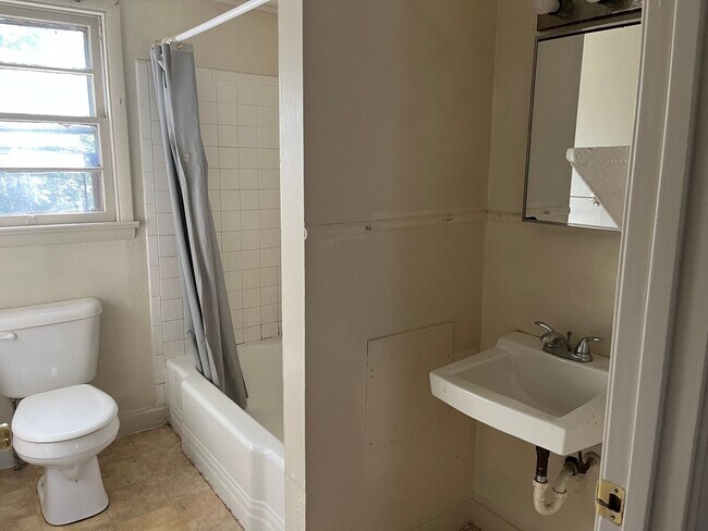 Building Photo - 202 1/2-127 1/2 N Penn St