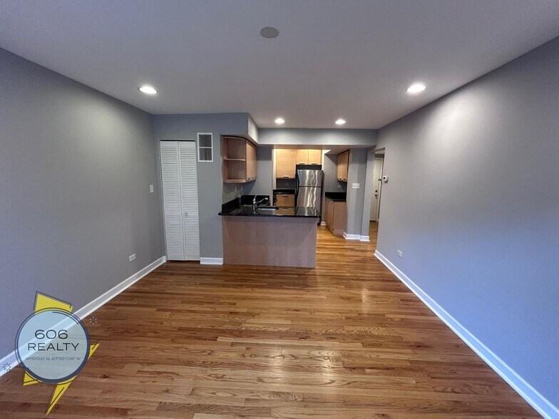 Building Photo - 6954 N Greenview Ave