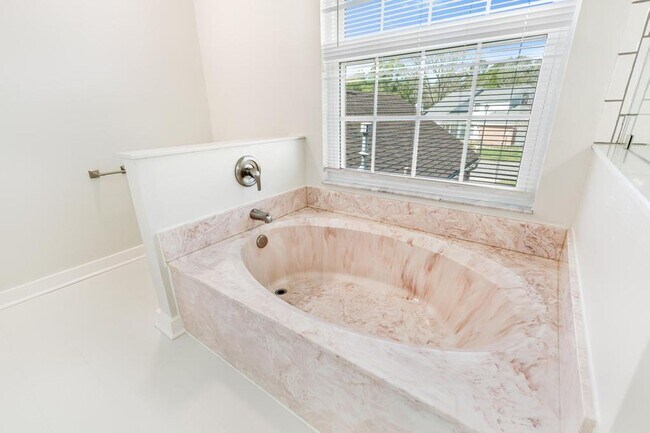 Building Photo - Charming Waterfront Home in Southside