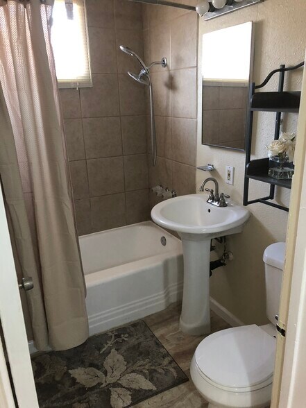 Building Photo - 607 N Rosemary Ln