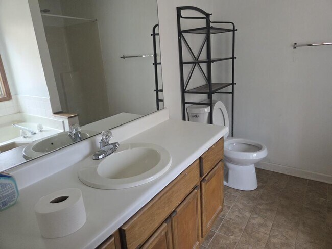 Building Photo - 5625 Princeton Oaks Dr