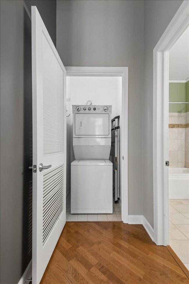 Building Photo - 450 E Waterside Dr