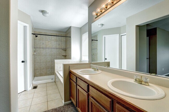 Building Photo - Castle Rock Founders Village Single Family 4BD/3BTH/3-Car (~2100 FSF)