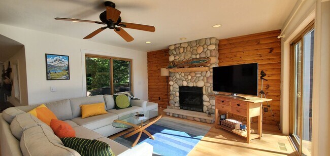 Building Photo - Pre-Leasing Winter and Spring Furnished Rental