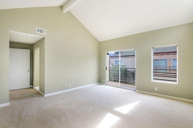 Building Photo - Spacious renovated townhouse in Arcadia fo...