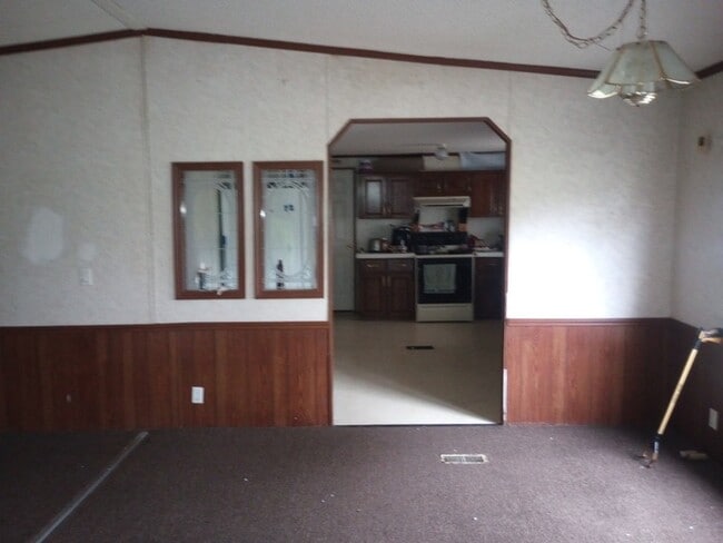 Building Photo - 3 Bedrooms 2 Bathrooms