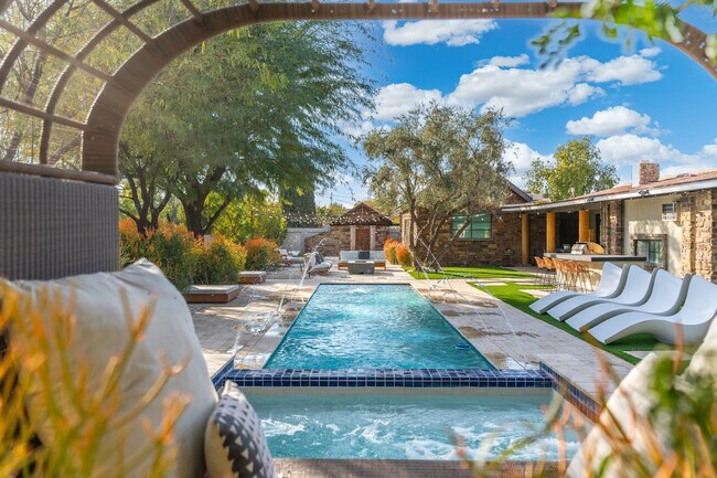Building Photo - 4129 E Palo Verde Dr