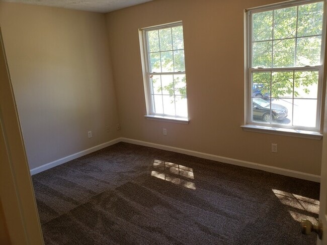 Building Photo - Large Home on Dead End street