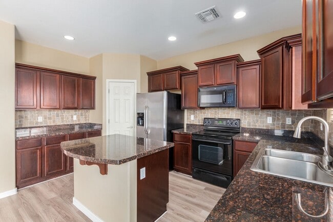 Building Photo - Spacious 4 bedroom home with full bath and...