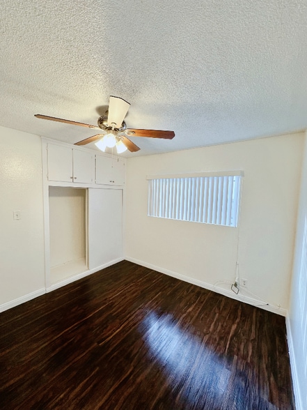 Building Photo - 911 E 10th St