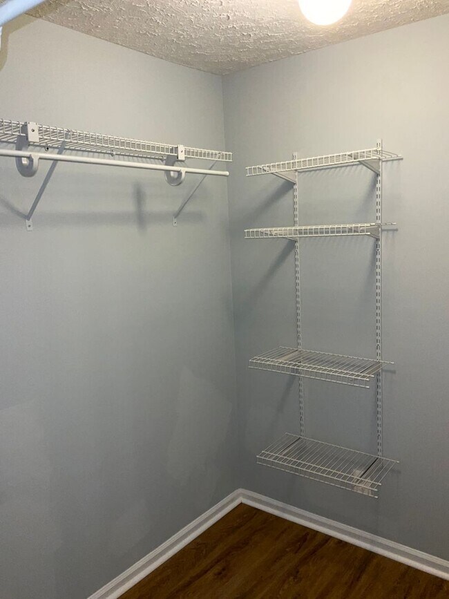 Building Photo - Very well maintained and extra large 3BR 2BA condo moments to Marc Train in Downtown Gaithersburg