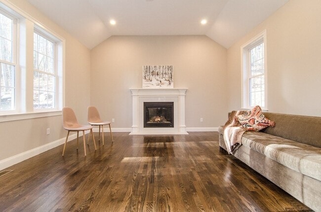 Building Photo - 718 Main St