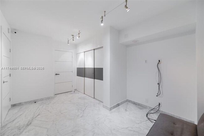 Building Photo - 19195 NE 36th Pl