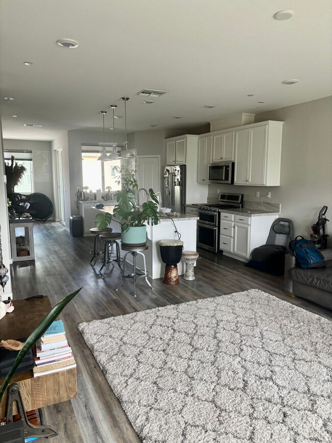 Building Photo - STUNNING (3 Story - Sprawling Floor Plan) ...
