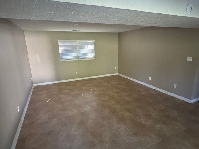 Building Photo - Charming 5 Bedroom Home off Lakeside Drive