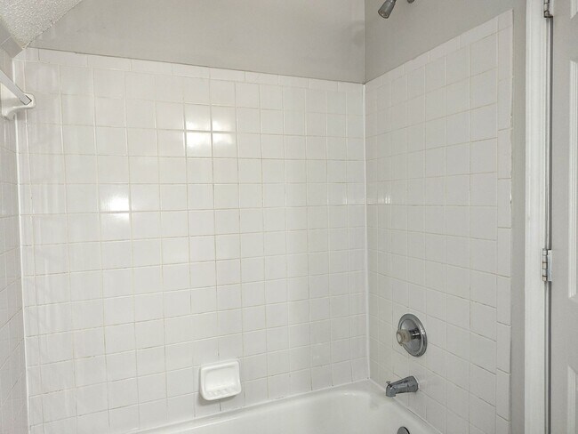 Building Photo - Pristine, 4 bed, 2.5 bath Home Located in the Southbridge Forest Community!