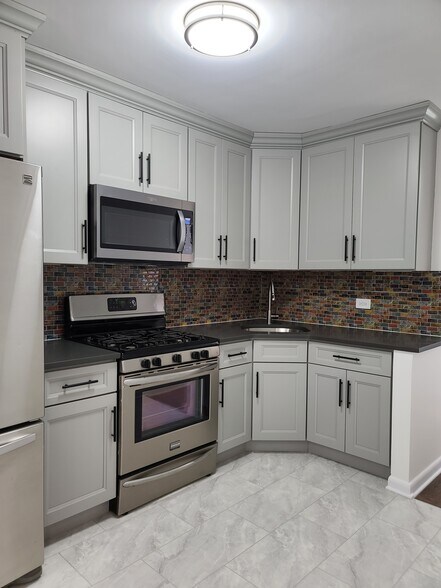 Building Photo - 917 E 58th St