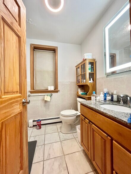 Building Photo - 25 Gibbs St