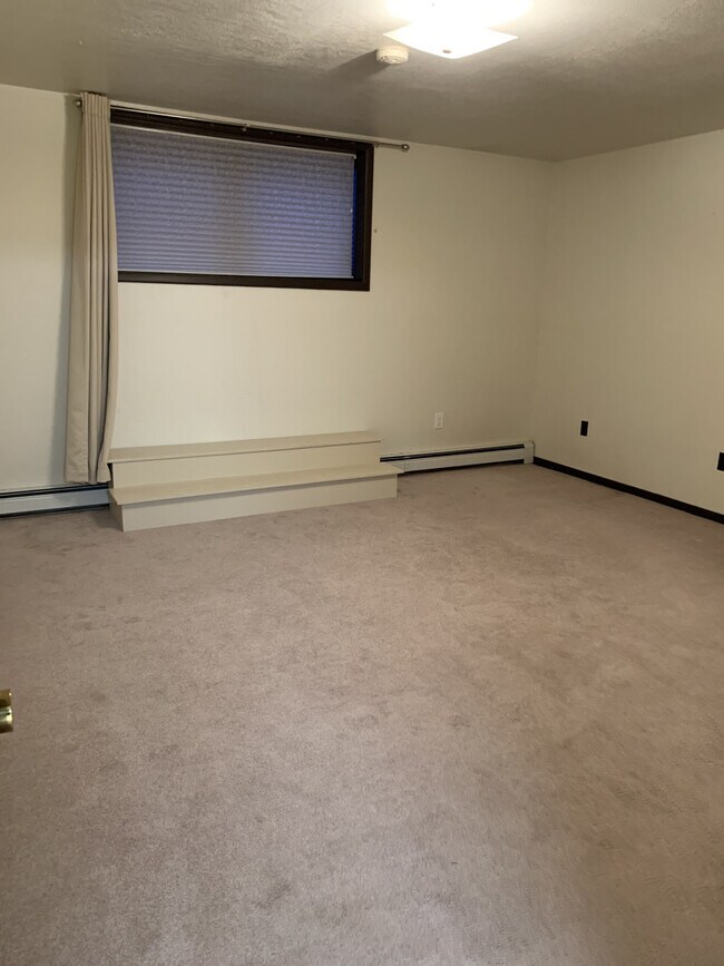 Building Photo - Rambling apartment B