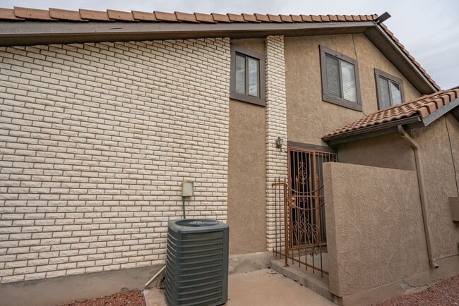 Building Photo - Spacious Updated Townhome in Downtown St. ...