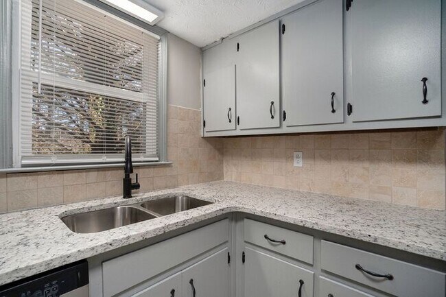 Building Photo - Renovated End Unit Townhome in Snellville!