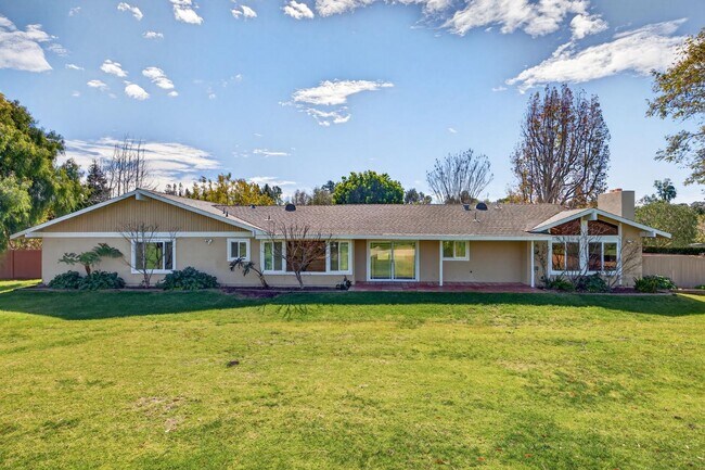 Building Photo - 1525 Fairway Dr